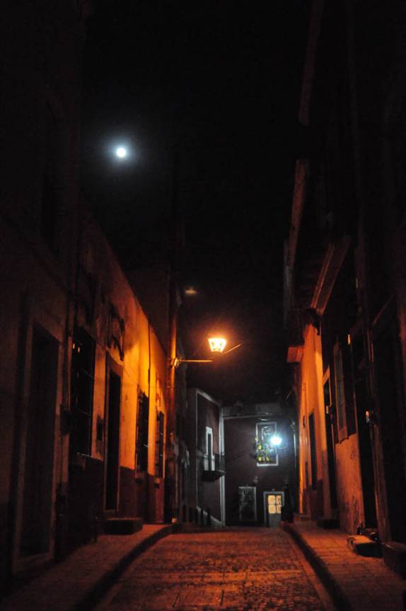 Rua deserta na noite de Guanajuato, no México